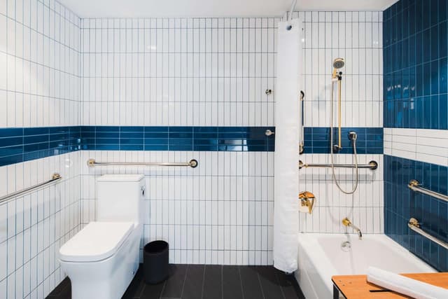 King Room with Bath Tub and Landmark City View - Mobility Accessible · photo 2