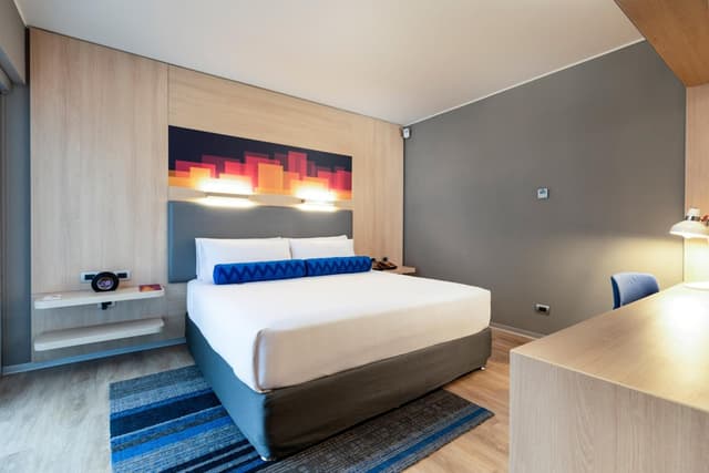 Urban Room, Guest Room, 1 King, Courtyard View · photo 1