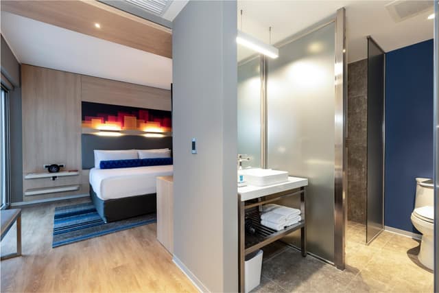 Urban Room, Guest Room, 1 King, Courtyard View · photo 5