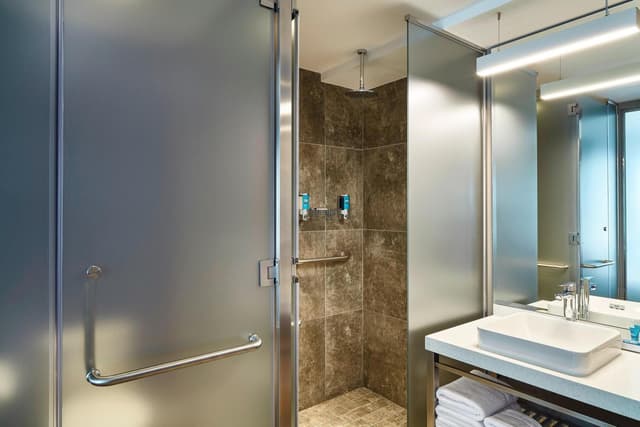 Breezy Room, Larger Guest Room, 2 Queen · photo 3