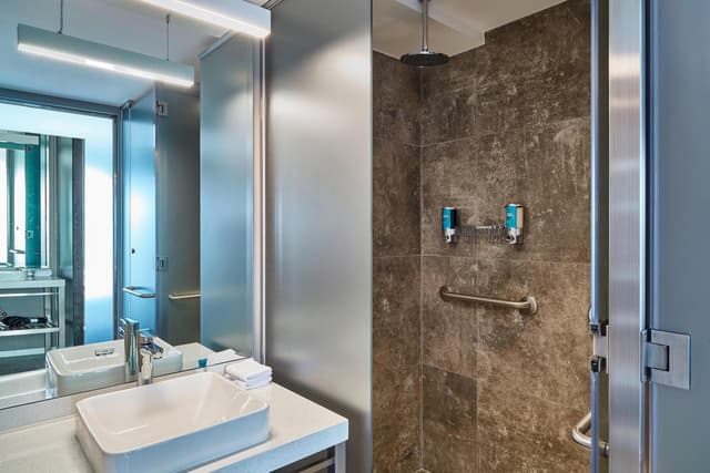 Breezy Room, Larger Guest Room, 1 King · photo 5