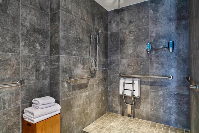 Breezy Room, Larger Guest Room, 1 King · photo 7