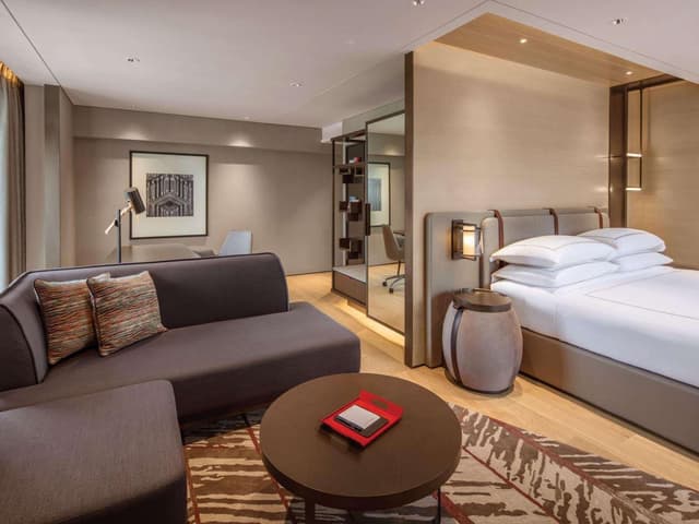 Signature Suite, 1 King, 2 Balconies, City View · photo 4
