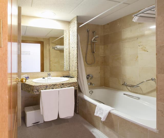 Double or Twin Room with Sea View (2 Adults) · photo 2