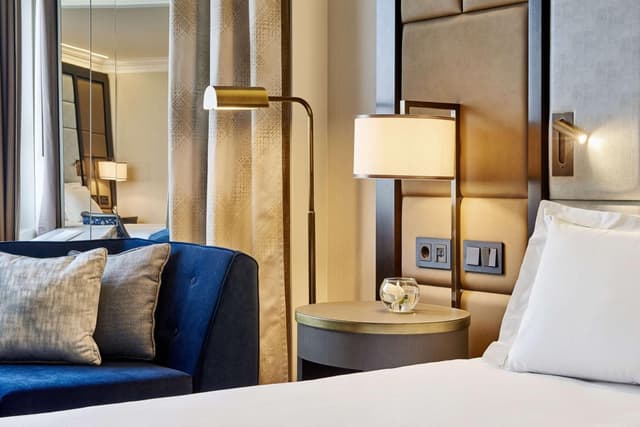 Hilton King Guestroom Courtyard  · foto 1