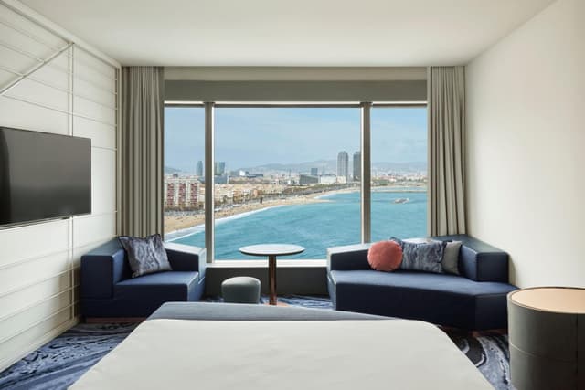 Superior King Guest Room with One King Bed and Sea View · photo 7