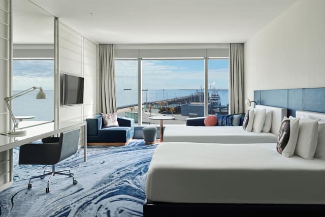 Pemier Twin Guest Room with Two Single Beds and Marina View · photo 2