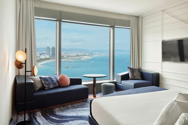 Superior King Guest Room with One King Bed and Sea View · photo 6