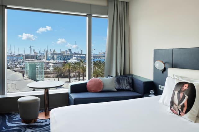 Pemier Twin Guest Room with Two Single Beds and Marina View · photo 4