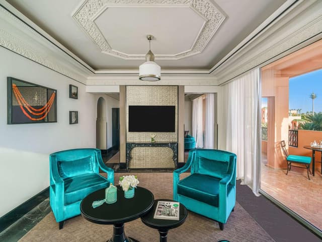 Prestige King Suite with Balcony and Mountain or Pool View · photo 2