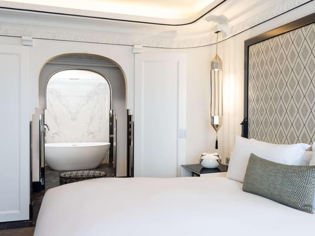 Prestige King Suite with Balcony and Mountain or Pool View · photo 1