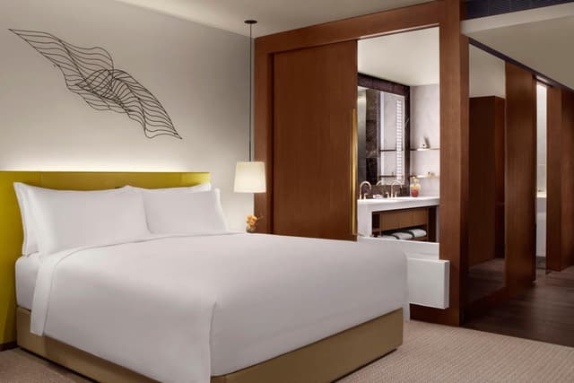 Deluxe, City View, 1 King Bed · photo 3