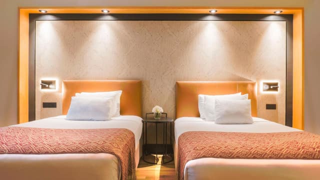 Superior Double or Two Queen Room · photo 5