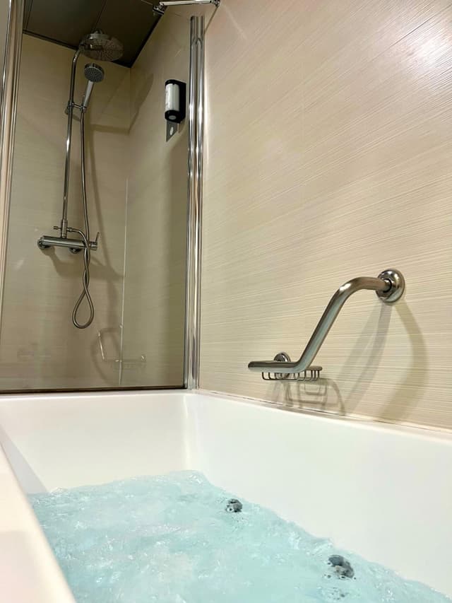 Deluxe Room with Hot Tub · photo 4
