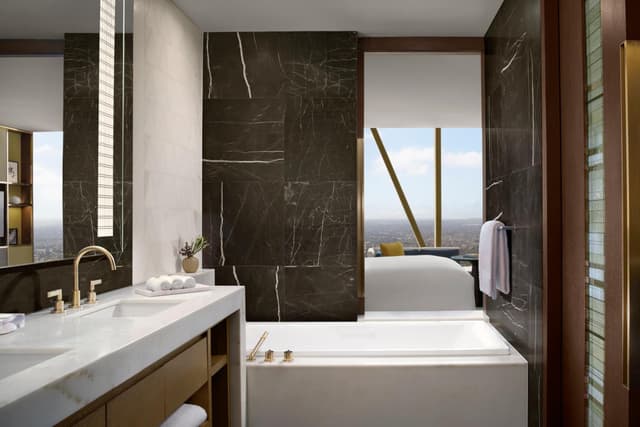 Deluxe, City View, 1 King Bed · photo 5