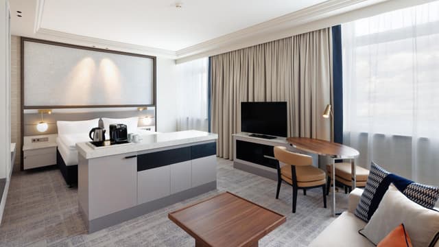 Premium King Room with City View - High Floor · photo 4