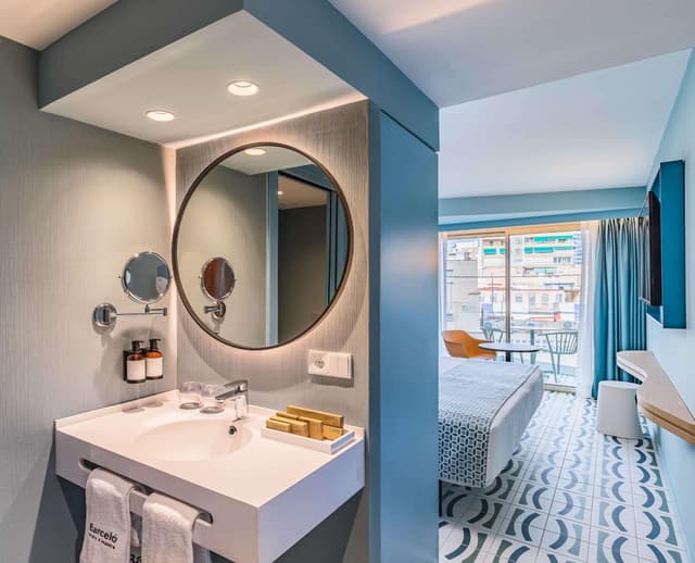 Superior Double or Twin Room with Lateral Sea View · photo 8