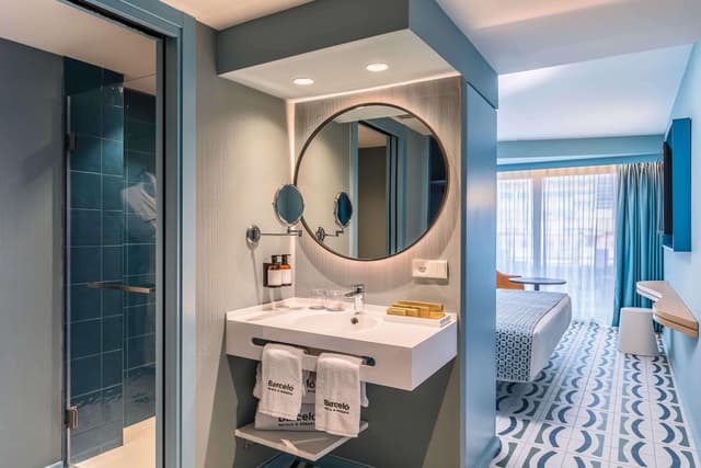 Superior Double or Twin Room with Lateral Sea View · photo 7