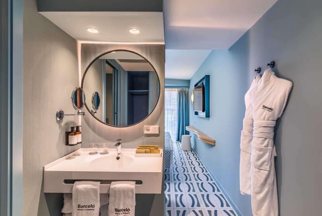 Deluxe Double Room with Side Sea View · photo 3