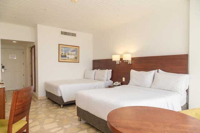 2 camas dobles - Vista a la ciudad o al patio - No fumadores · foto 3