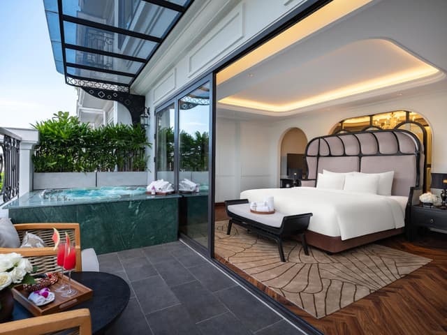 Grand Colonial Terrace Suite City View with Private Jacuzzi & Spa Benefits · photo 1