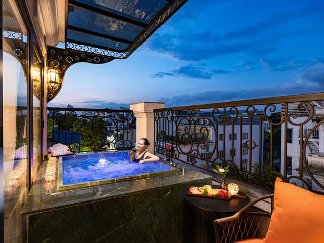 Grand Colonial Terrace Suite City View with Private Jacuzzi & Spa Benefits · photo 5