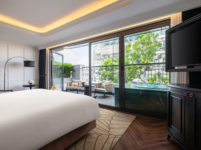 Grand Colonial Terrace Suite City View with Private Jacuzzi & Spa Benefits · photo 2