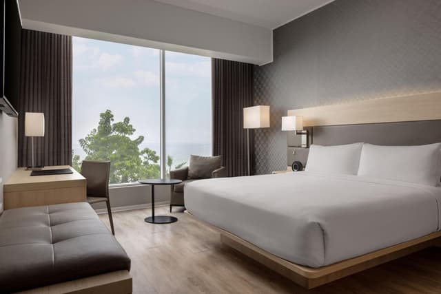 Deluxe King Room with Partial Ocean View · photo 1