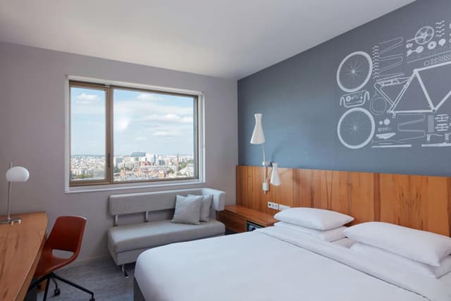 Family Room with City View · photo 6