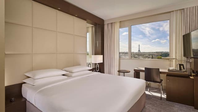 King Room with Eiffel Tower View · photo 1