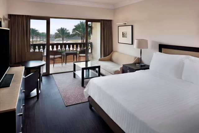 Deluxe Garden View Room, Guest room, 1 King, Garden view, Balcony · photo 1