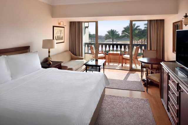 Deluxe Garden View Room, Guest room, 1 King, Garden view, Balcony · photo 6