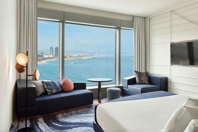 Superior King Guest Room with One King Bed and Sea View · photo 4