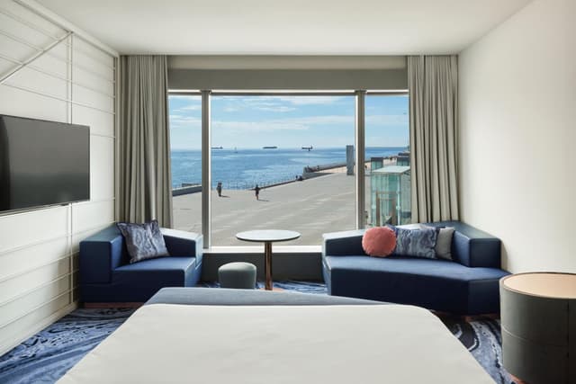 Cozy King Guest Room with One King Bed and Limitted View · photo 5