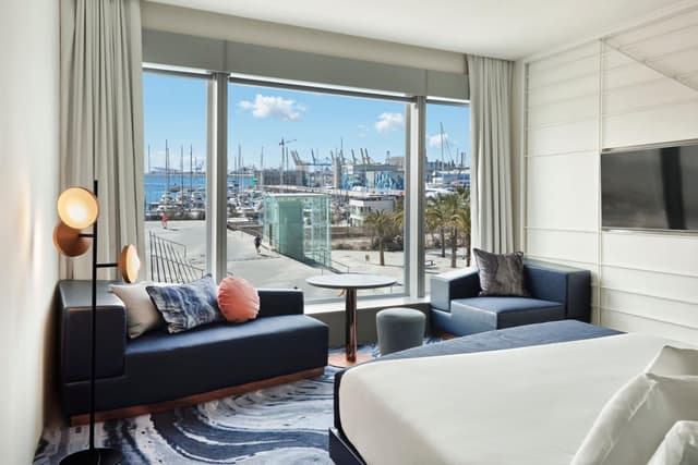 Cozy King Guest Room with One King Bed and Limitted View · photo 2