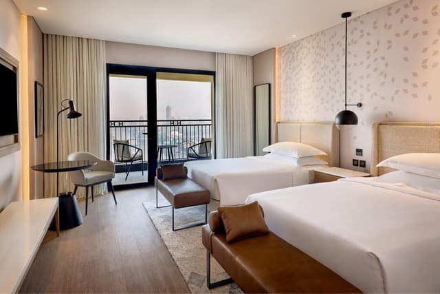 Habitación de huéspedes Nilo, 2 camas dobles, con vista directa al río y balcón. · foto 1