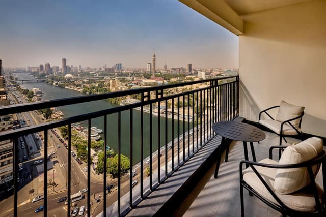 Habitación de huéspedes Nilo, 2 camas dobles, con vista directa al río y balcón. · foto 2