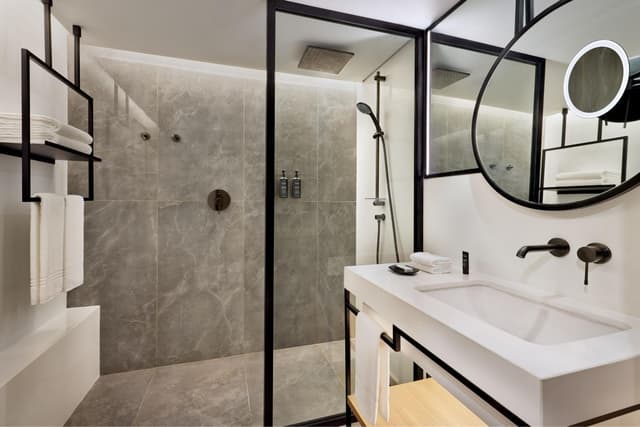 Habitación de huéspedes Nilo, 2 camas dobles, con vista directa al río y balcón. · foto 4
