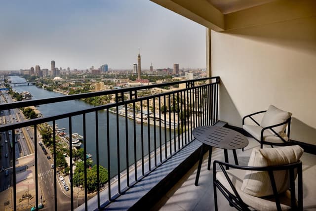 Habitación de huéspedes Nilo, 2 camas dobles, con vista directa al río y balcón. · foto 5