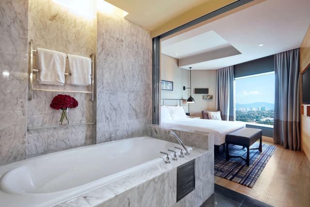 Deluxe King Room with Lake View · photo 3