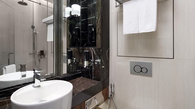 Standard Queen Room with Free Breakfast - Top Floor · photo 4