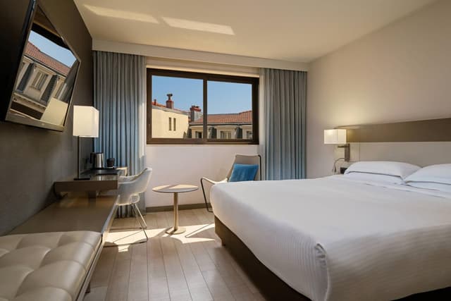Classic King Room with City View · photo 1