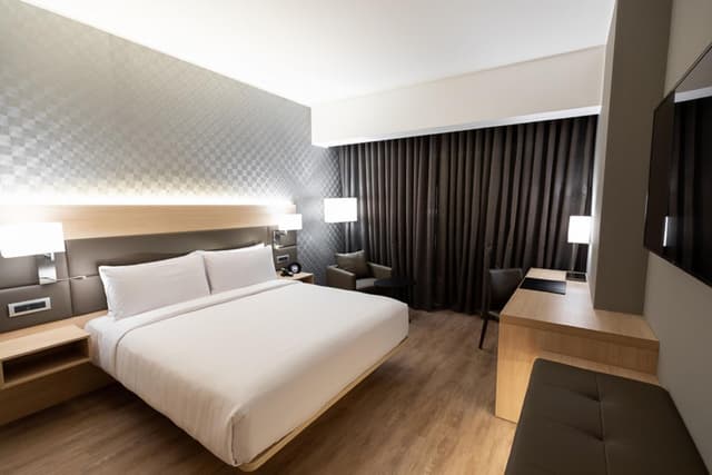 Deluxe King Room with Partial Ocean View · photo 4