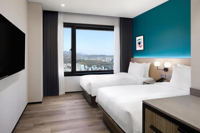 Superior room with two twin beds and city view · photo 1