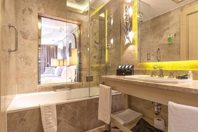 Deluxe King Room with Partial Sea View · photo 6