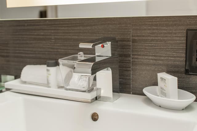 Queen Room - Disability Access · photo 5