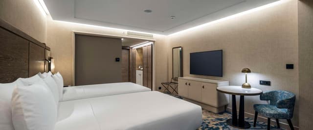 Deluxe Double Room with Two Double Beds and City View · photo 3