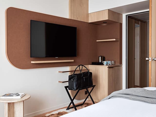 Superior Room with King Bed and Children Sofa Bed · photo 4