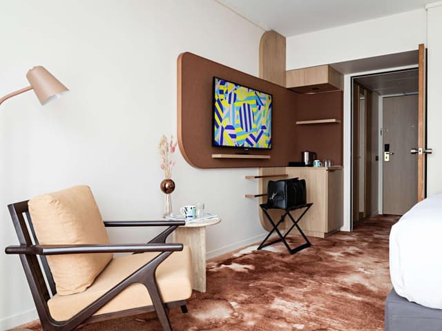 Superior Room with King Bed and Children Sofa Bed · photo 8