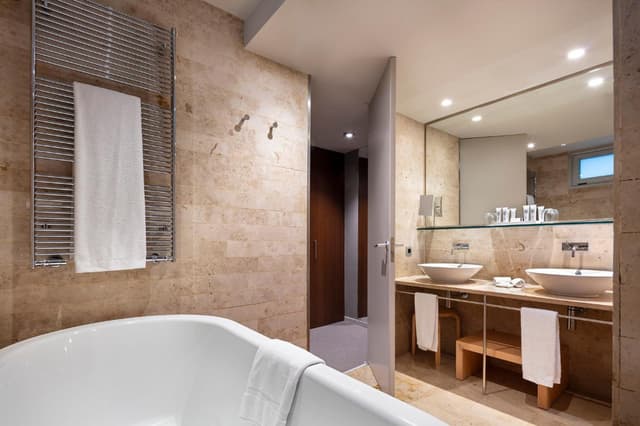 Deluxe Suite with Guggenheim view · photo 5